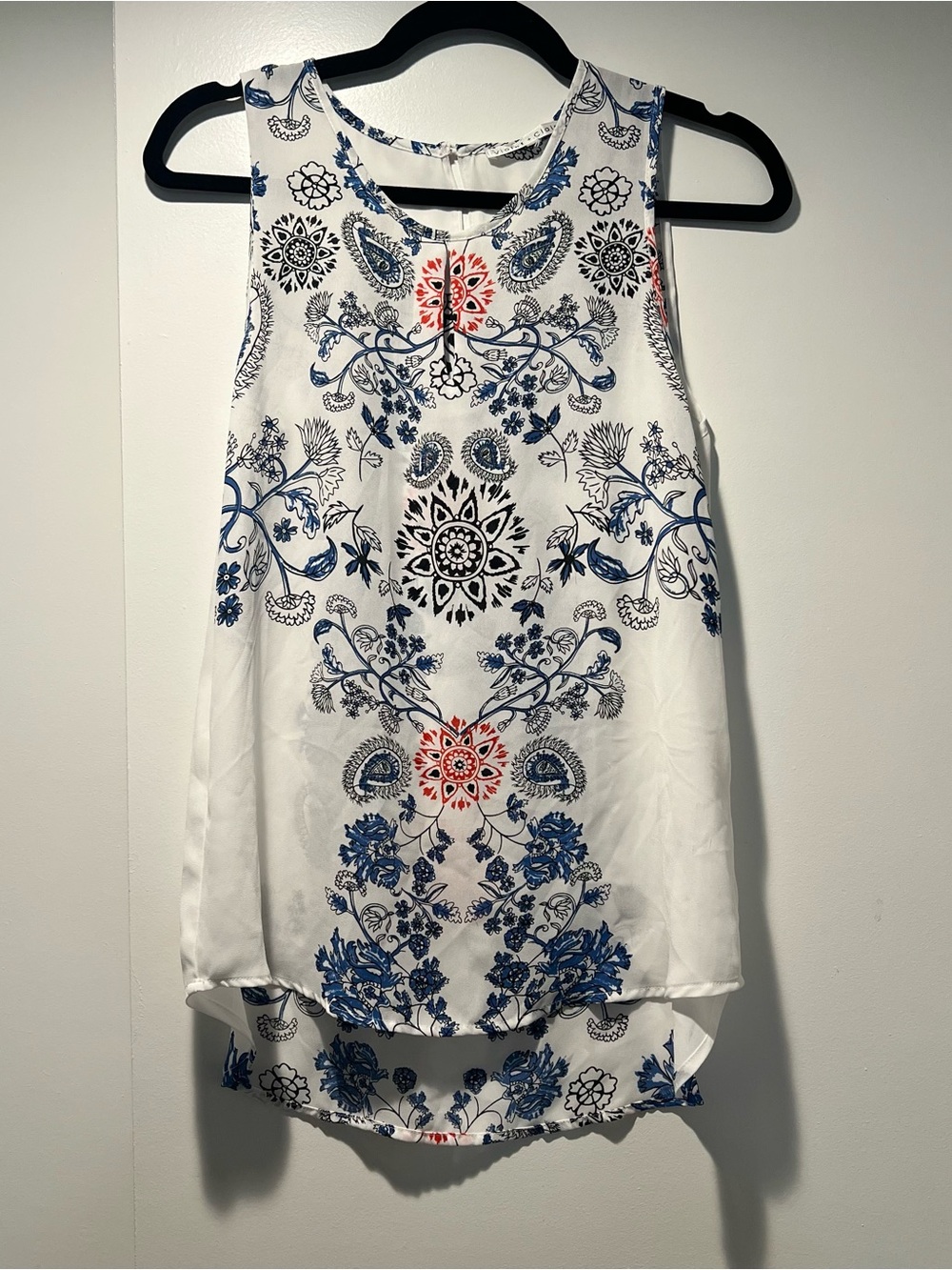 Violet & Claire White Sleeveless Floral Paisley Print Camisole - Blue & Red